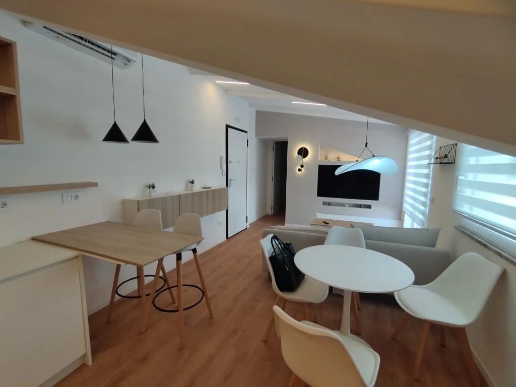 Moderno Luminoso Bilocale Arredato Nuovo con Terrazzo zona Sud - foto 3