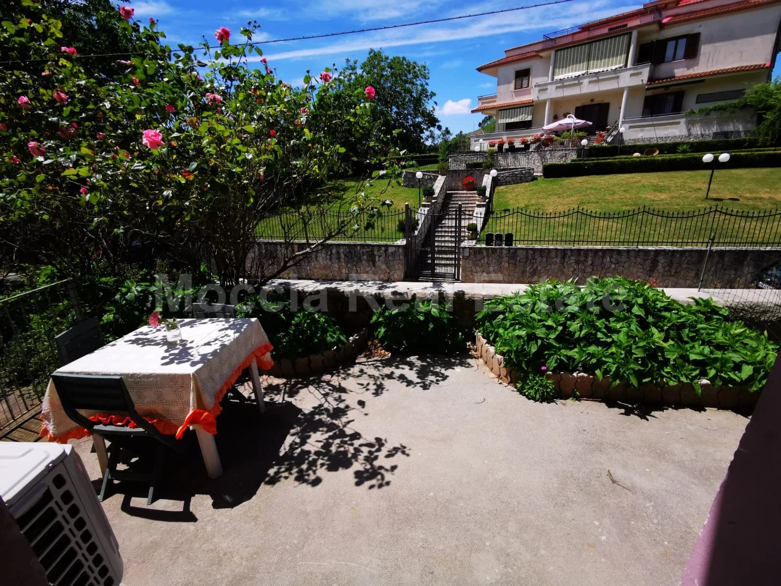 Monolocale arredato con terrazzino in corte zona Casola - foto 17