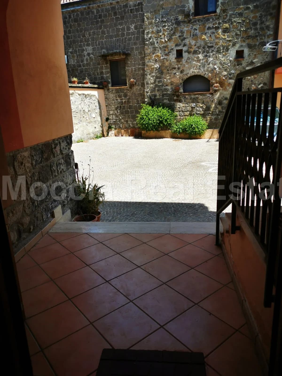 Monolocale arredato con terrazzino in corte zona Casola - foto 3