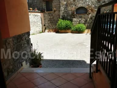 Monolocale arredato con terrazzino in corte zona Casola - foto 3