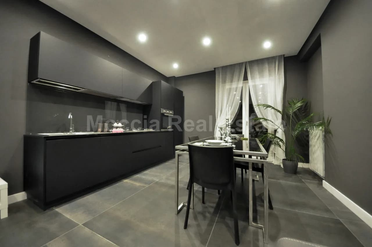 TRILO PRESTIGIOSO ARREDATO IN RESIDENCE CON POSTO AUTO ZONA REGGIA - foto 1