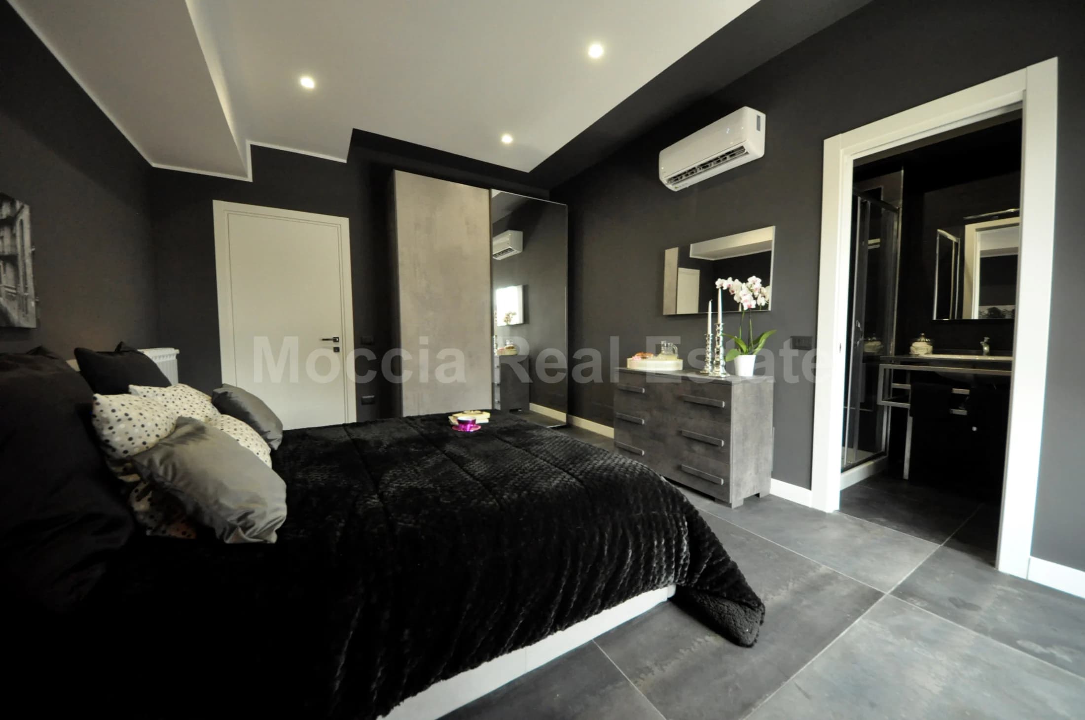 Ampio Trilocale Rifinito arredato Moderno in Residence zona Reggia - foto 7
