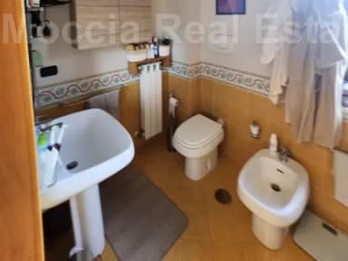 Ampio bilocale arredato con posto auto in parco con piscina casolla - foto 10