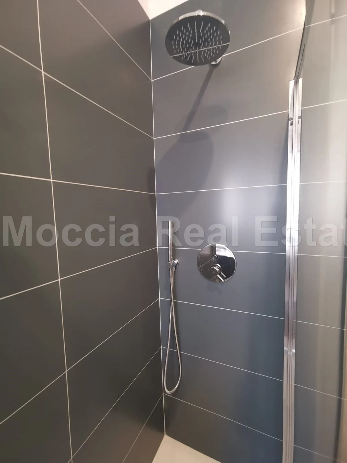 Ampio Moderno Bilocale Arredato in centro Via Ricciardi - foto 13