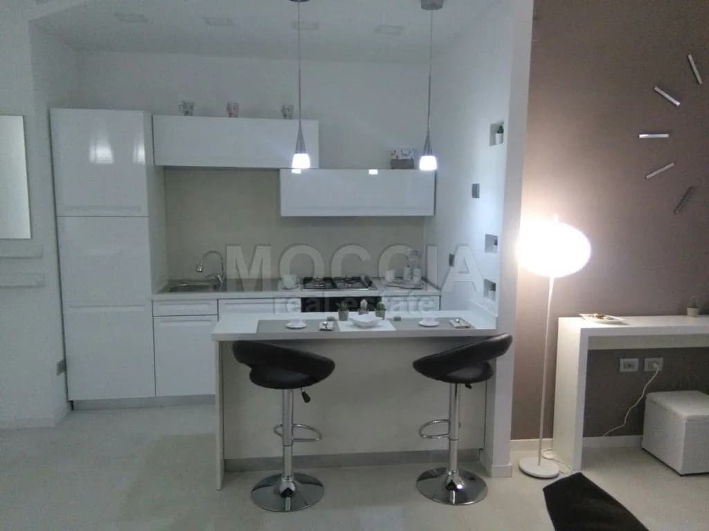 Trilocale Ristrutturato Arredato Nuovo e Moderno in Centro via Ricciardi - foto 1