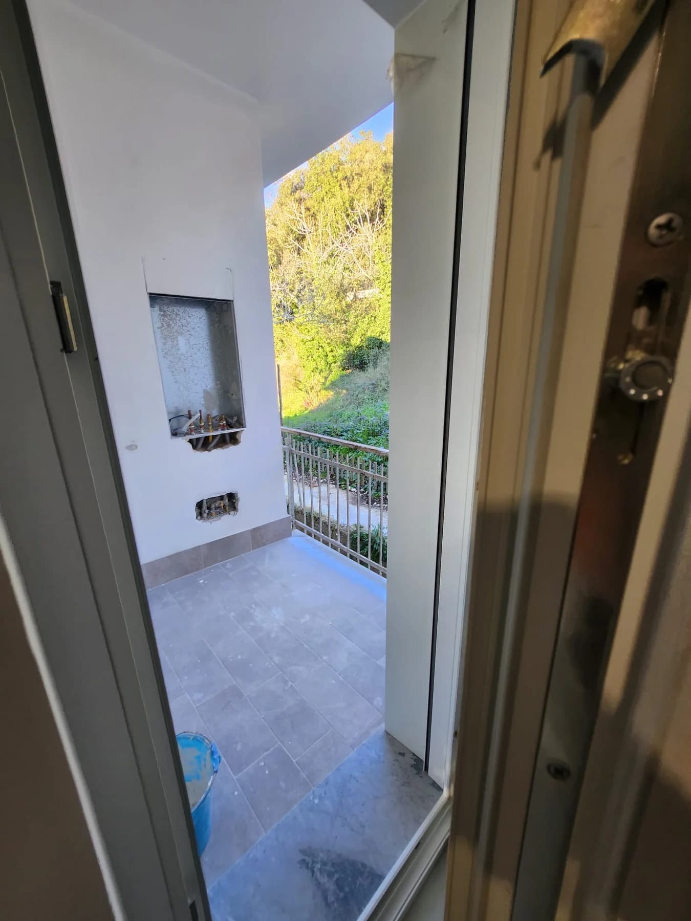 Piccolo Bilocale arredato nuovo con posto auto san leucio - foto 1
