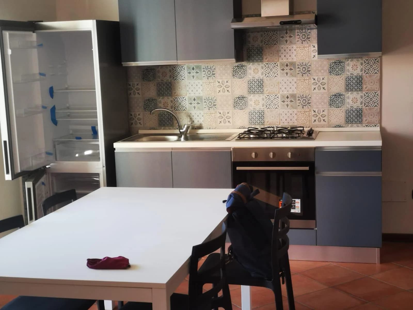 Ampio Trilocale Arredato con posto auto coperto zona centro - foto 1