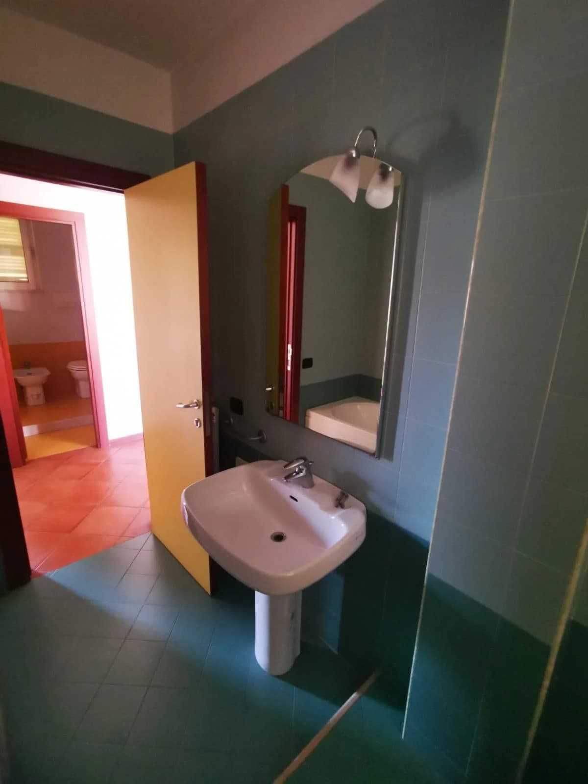 Ampio Trilocale Arredato con posto auto coperto zona centro - foto 38