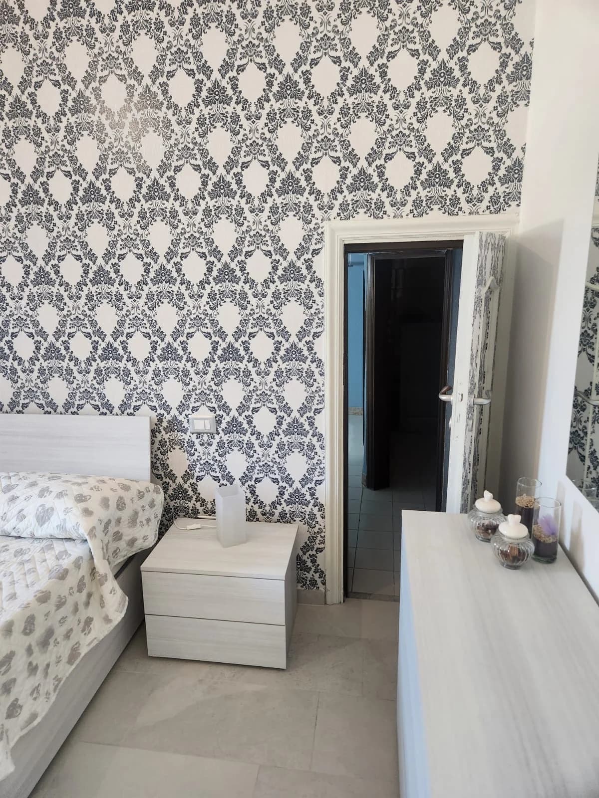 Bilocale ristrutturato e arredato zona san leucio - foto 1