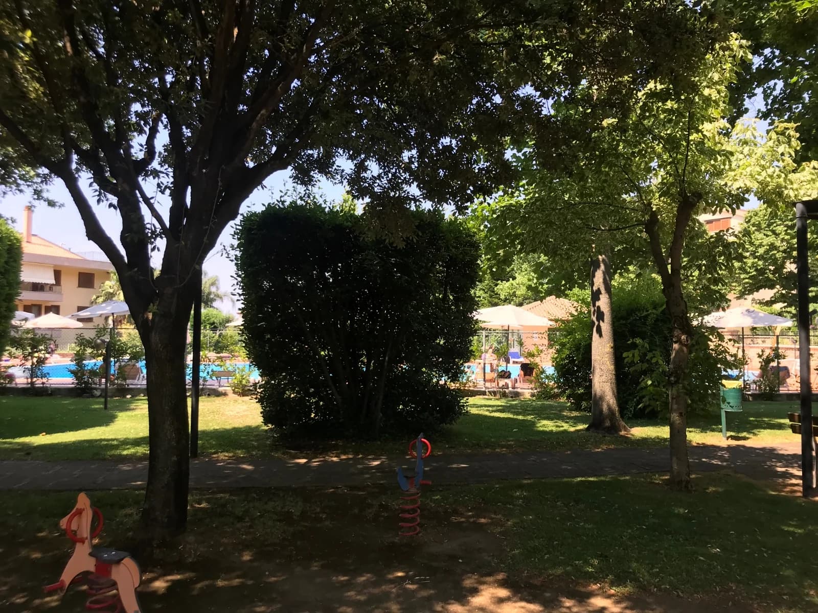 Ampio bilocale arredato con posto auto in parco con piscina casolla - foto 21