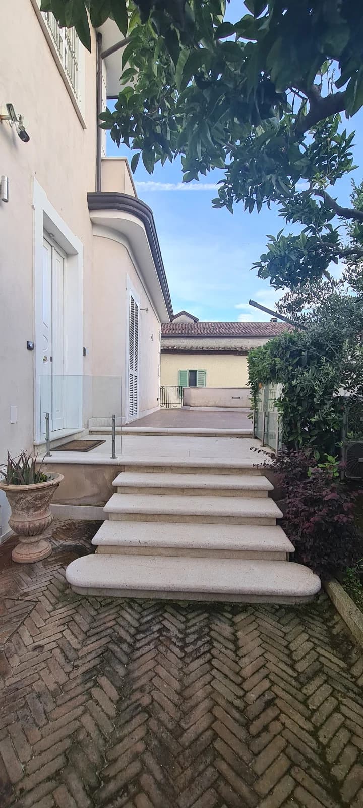 Quadrilocale rifinito prestigioso con giardino e terrazzo - foto 3