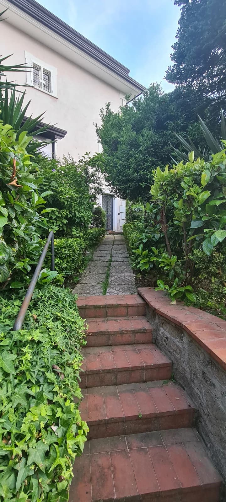 Quadrilocale rifinito prestigioso con giardino e terrazzo - foto 8