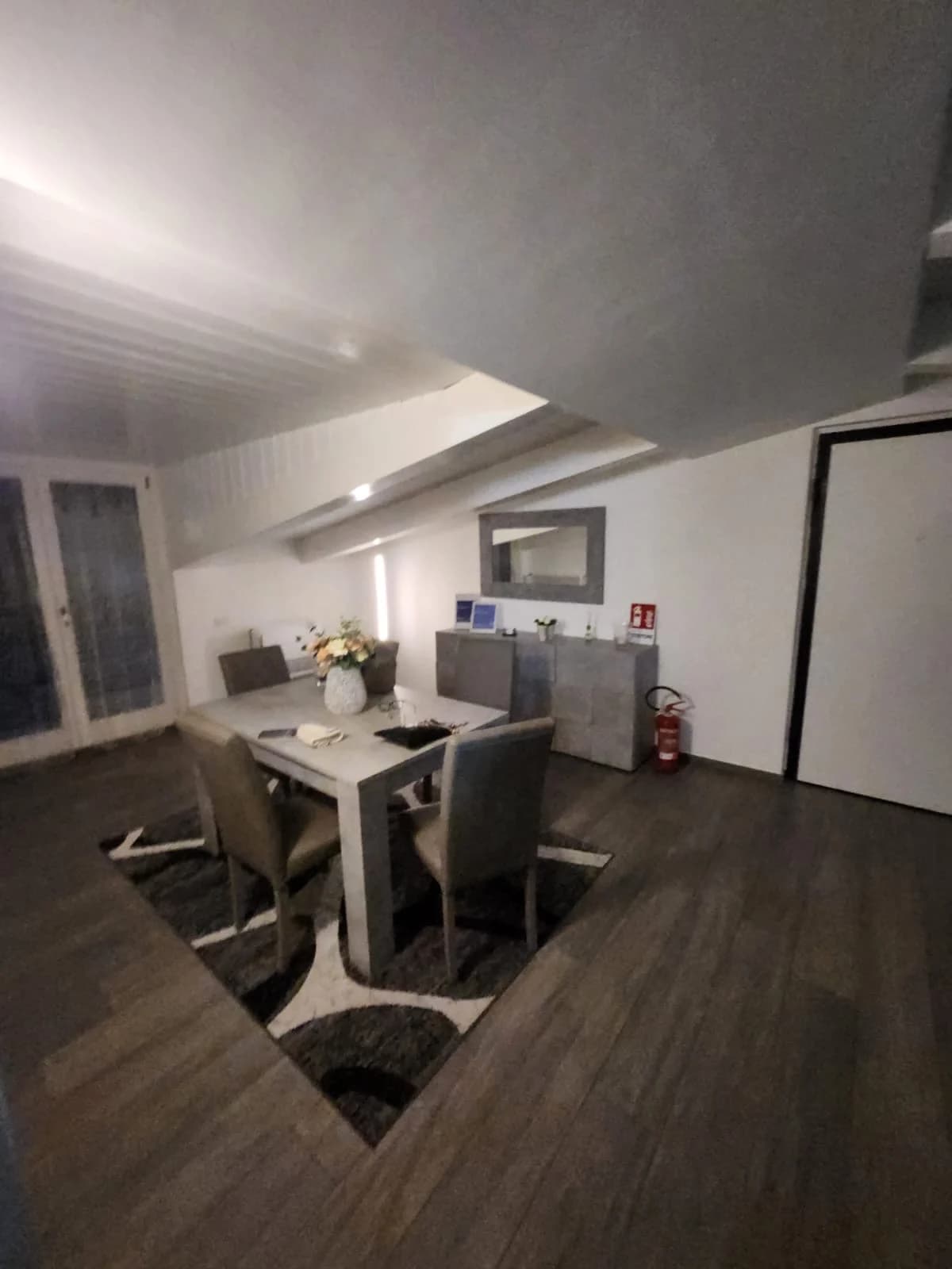 Attico arredato trilocale nuovo con terrazzo zona san leucio - foto 3