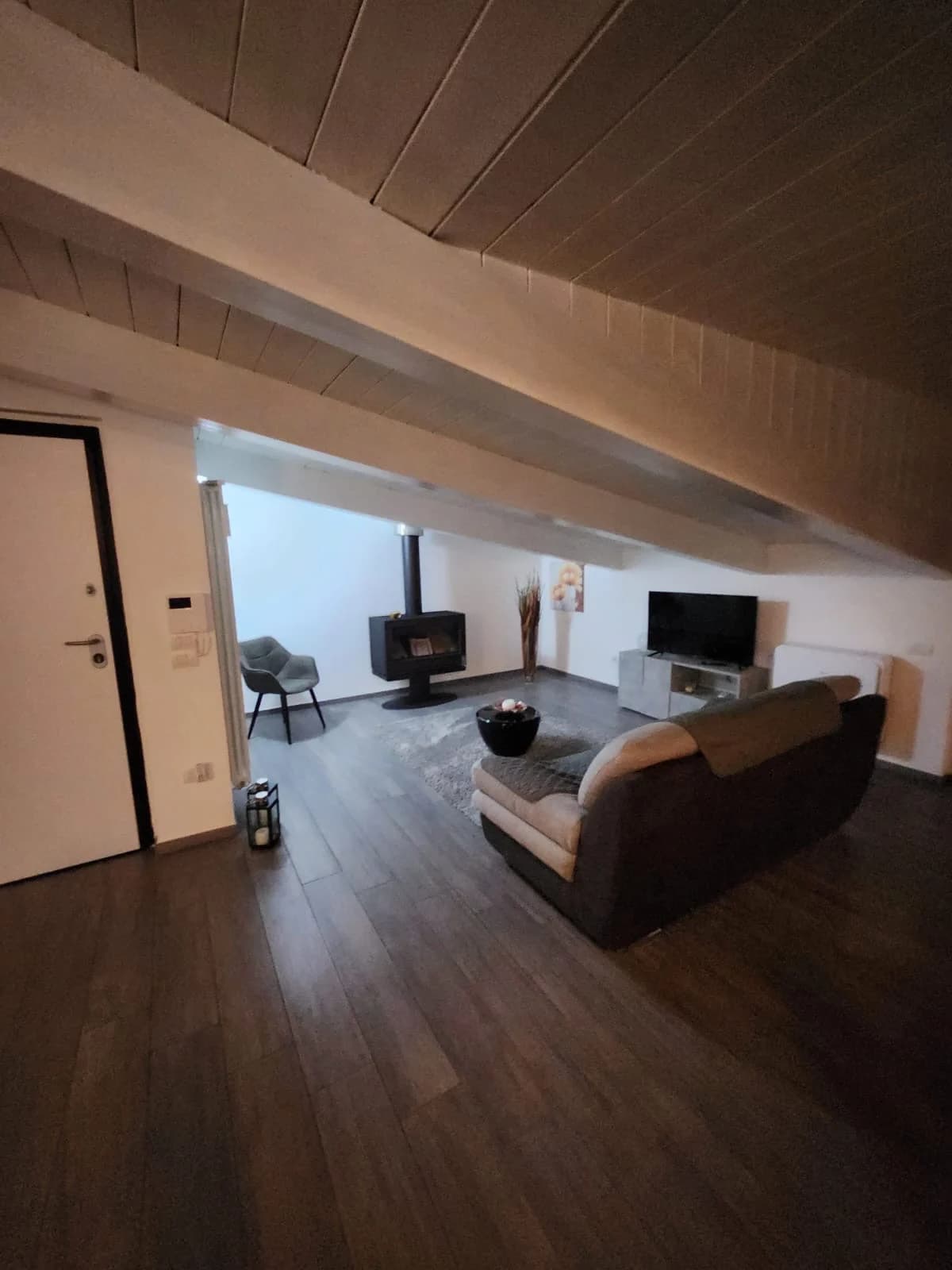 Attico arredato trilocale nuovo con terrazzo zona san leucio - foto 9