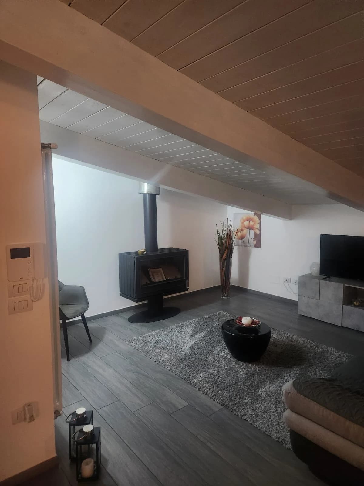 Attico arredato trilocale nuovo con terrazzo zona san leucio - foto 11