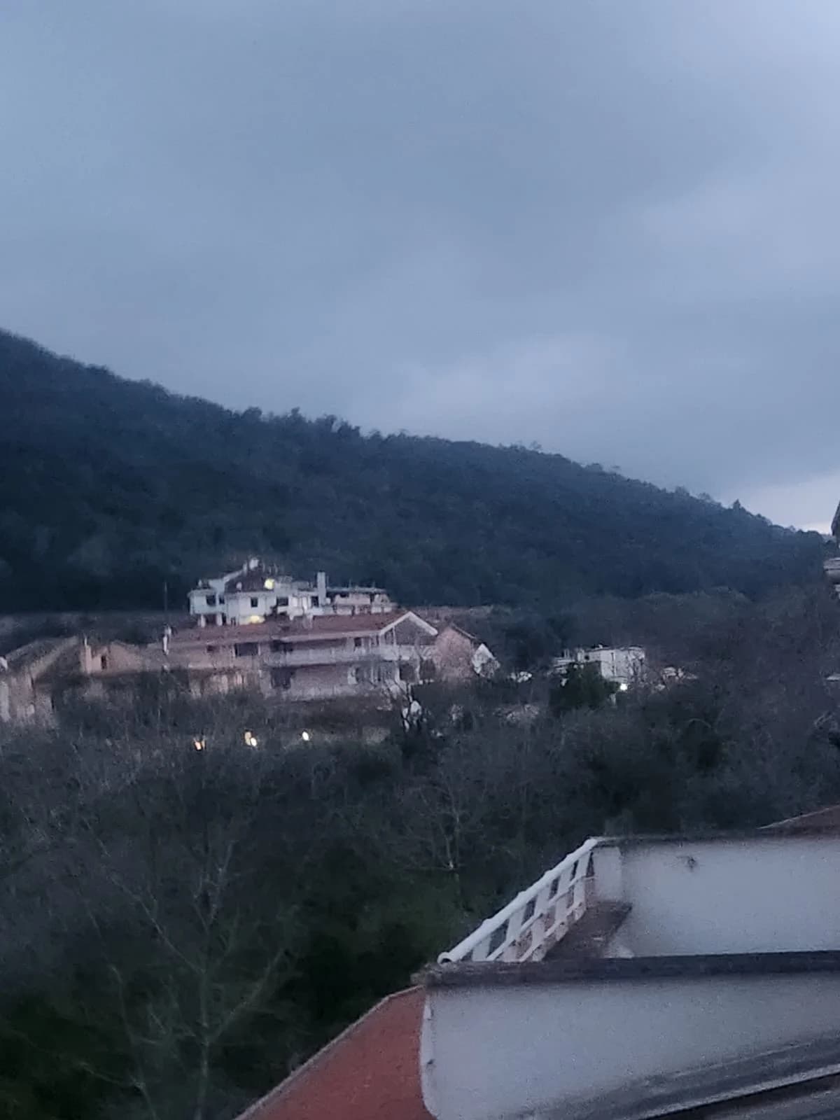 Attico arredato trilocale nuovo con terrazzo zona san leucio - foto 13